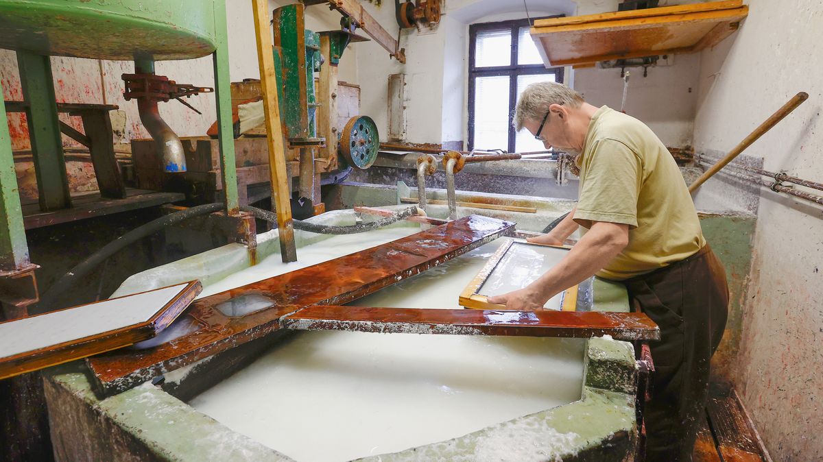 Papírna Velké Losiny: Vyrábějí ručně. Jako v 16. století